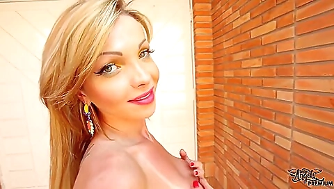 Blonde babe in a red bra gets fucked deep on a road