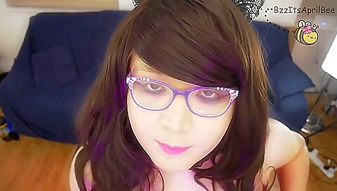 Amateur brunette milf is masturbating in her bedroom